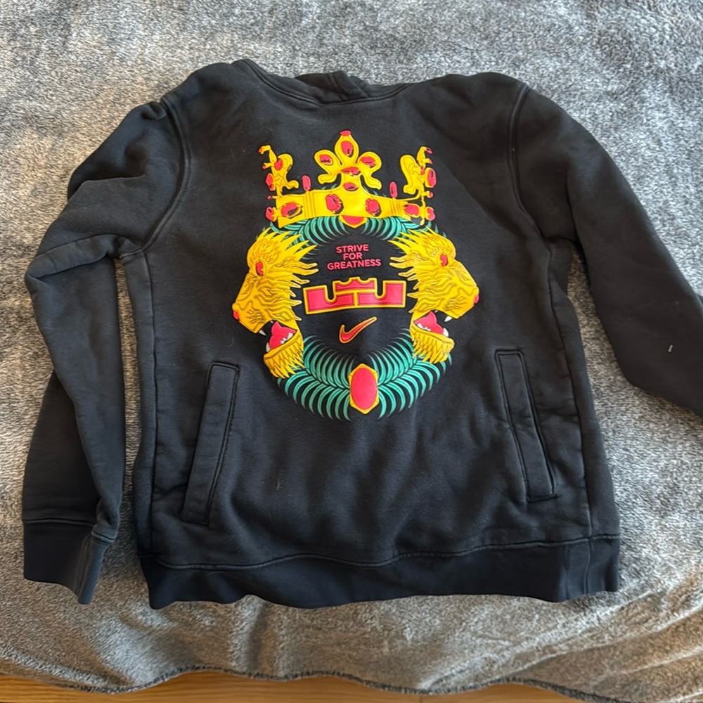 Lebron fans! This is a great hoodie for kids.